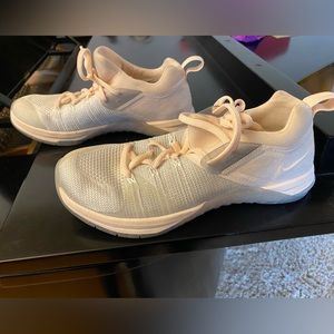 Women’s Nike Metcon Flyknit light pink sparkle Size 8.5